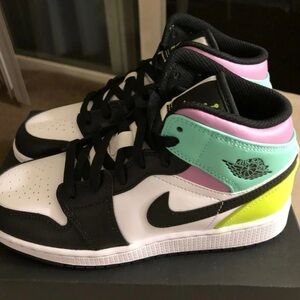 Jordan 1 mid Pastel black toe size 7.5